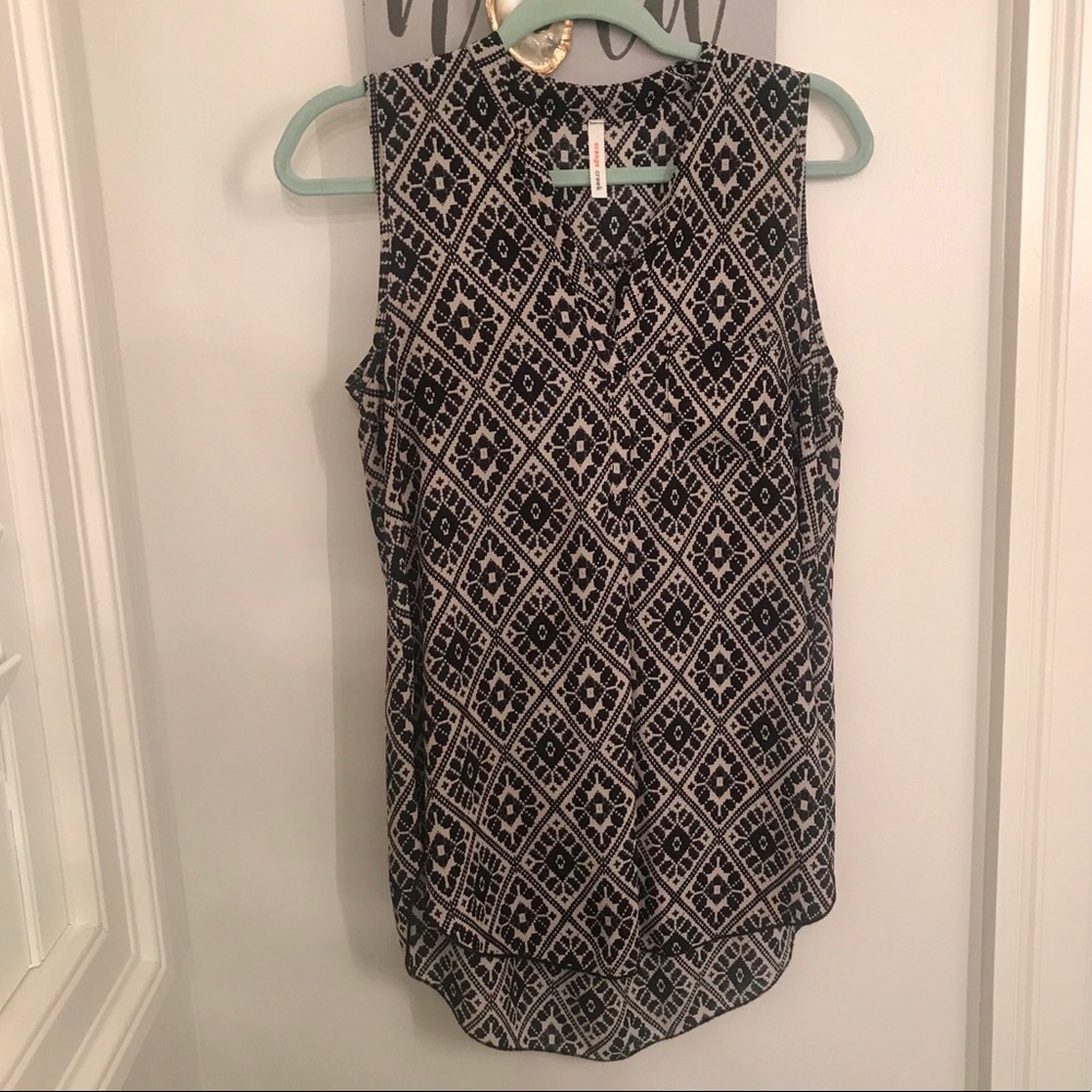Sleeveless tunic top